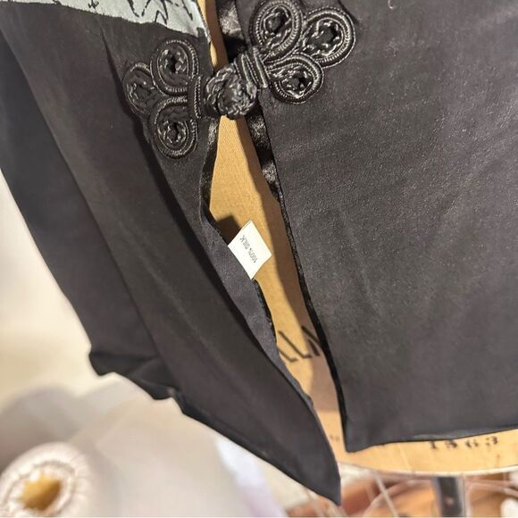 Asian Style grey and black bamboo leaf pattern silk wrap with pockets. OSFM - Picture 7 of 11